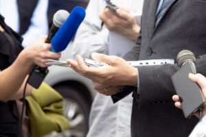 Скандал во Велика Британија: лобистичка фирма тајно им плаќала на новинари за нарачани текстови