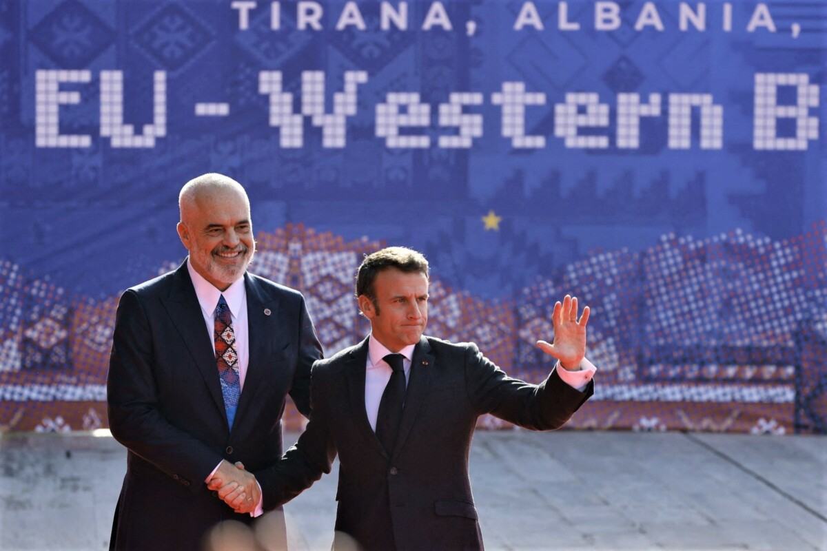 Албанскиот министер Еди Рама го пречека францускиот претседател Емануел Макрон на самитот во Тирана / Фото: Ludovic MARIN / AFP / Profimedia