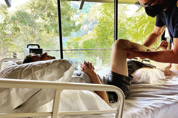 Jeremy Renner na Instagramu: Slomio sam 30 kostiju u nesreći prilikom  čišćenja snijega - Free Press
