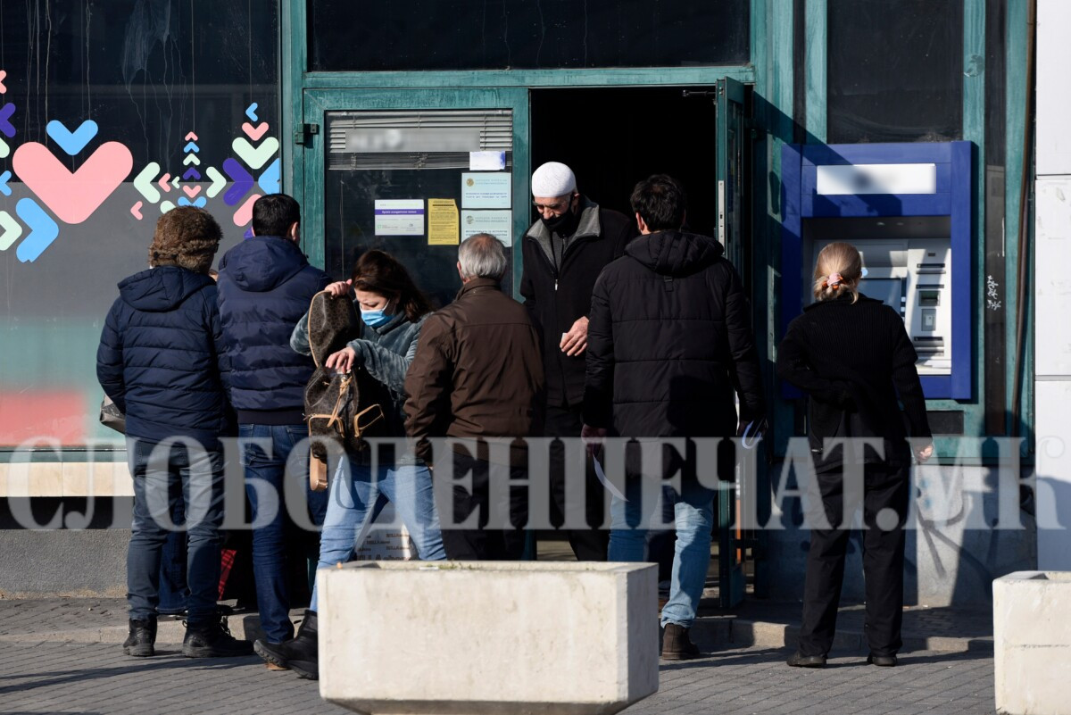 Тълпа от хора пред банката / Снимка: "Слободен печат" - Драган Митрески