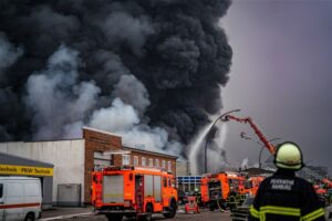 Нови експлозии во пристаништето во Хамбург, операцијата за гаснење пожари е комплексна и ризична