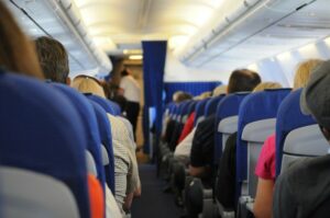 Криза кај авиокомпаниите: на некои летови ќе добиете кавијар, а некаде ни гума за џвакање