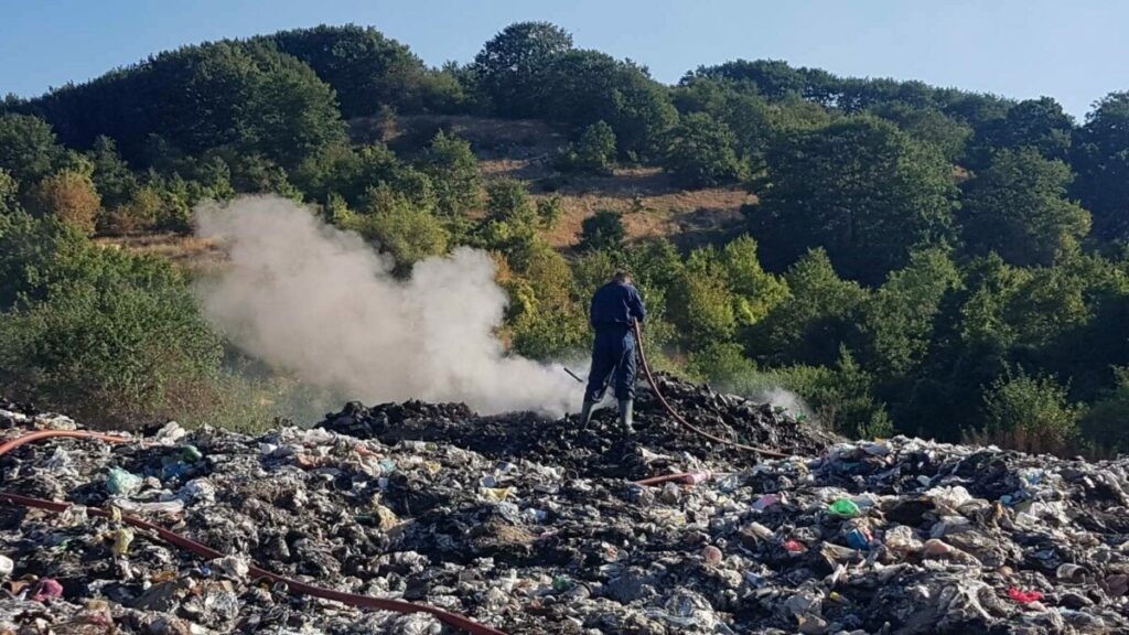Гаснење на запалената депонија Буково, фото: Охридски комуналец