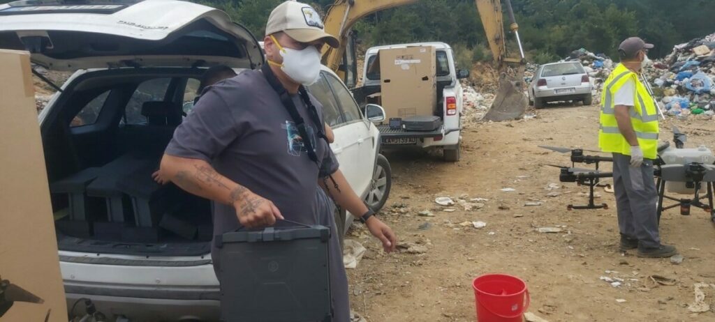 Гаснење на запалената депонија Буково, фото: Охридски комуналец