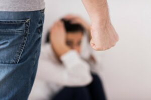 Гостиварец со возило ја урнал портата од домот на родителите на сопругата, скршил прозорец, па ја натепал