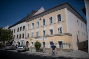 Австриската полиција се „всели“ во родната куќа на Хитлер, власта ја пренамени во станица