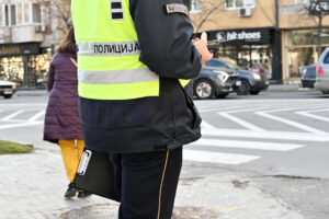 Млада Италијанка нападнала полицаец во Скопје, била уапсена