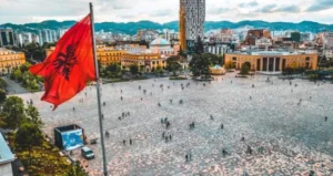 Секој трет граѓанин во Албанија нема пари за сметки, одмор и за облека