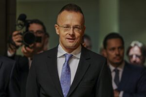 Петер Сијарто ја напушти политиката, се вработи во кинеска компанија