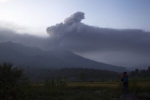 ВИДЕО | Вулканот Ибу во Индонезија повторно исфрли пепел во висина од два километри