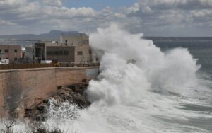 Ужас во Шпанија: Најмалку четворица се удавиле поради големи бранови предизвикани од ураганот Нелсон