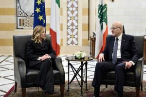 ВИДЕО | Гаф на либанскиот премиер: Не ја препозна Мелони, ја бакна нејзината секретарка