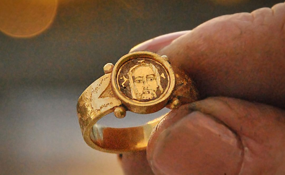 Archéologie: Une bague en or avec le visage présumé de Jésus découverte en Suède ! FotoJet