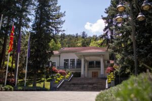 Ректорите на државните универзитети на гости кај Сиљановска-Давкова во „Вила Водно“