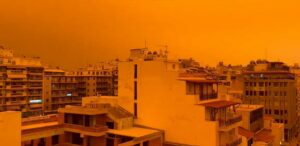 ВИДЕО: Нереални сцени во Атина – градот обвиен во сахарска прашина