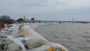 (ФОТО) Не стивнува кризата со поплавите, високото ниво на водата го поплавуваат Сибир и голем дел од Казахстан