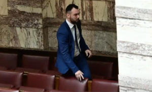 Уапсен грчкиот пратеник кој нападна колега со тупаници и му го скрши носот
