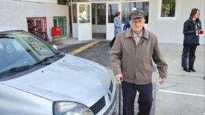 ФОТО: 87 годишниот Жарко Сарџоски од Тетово не пропуштил ниту еднo глaсање, како поминува изборниот ден во полошко?
