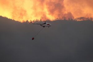Град во западна Канада се подготвува за „најлошото можно сценарио“ додека шумските пожари и натаму беснеат