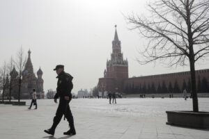 Американец доби десет дена притвор во Русија бидејќи ги опцул полицајците кои го претресле неговиот дом