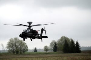 Воздушна вежба на НАТО – се спуштаа падобранци и го ослободуваа воениот аеродром