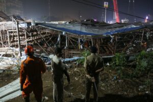 ВИДЕО | Во Индија падна билборд поголем од олимписки базен, четиринаесетмина мртви