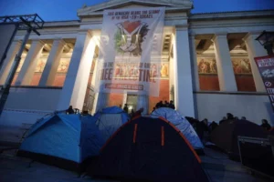 Во текот на ноќта грчки студенти одржаа мирен протест во Атина и Солун за поддршка на Палестинците