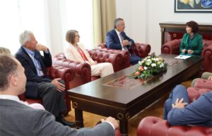 Сиљановска-Давкова се сретна со претставници на Македонија 2025