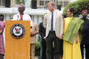 ФОТО+ВИДЕО | Жолтиот свилен фустан на Меган Маркл испраќа тајна порака до нејзините деца: Го чувала за последните денови во Нигерија
