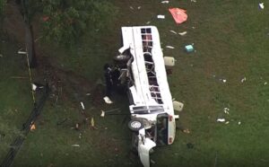 (ФОТО) Осум загинати и десетици повредени во автобуска несреќа на Флорида