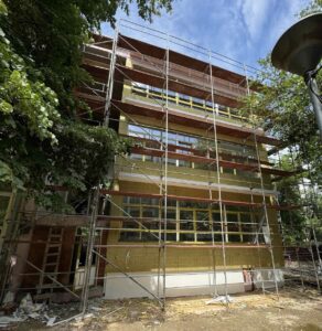 Привршува доградбата на ОУ „Коле Неделковски“, деновиве се работи фасадата