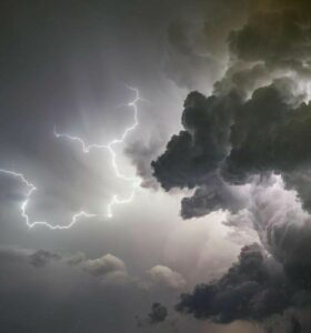 Поплавени домови од невремето во Словенија, насукани бродови во Хрватска