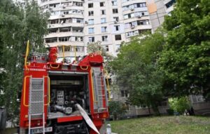 Најмалку 15 повредени во руски напад врз станбена зграда во Харков