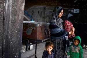 Oчајна слика во Рафа: Палестинците во обид да се спасат, Израел соборува