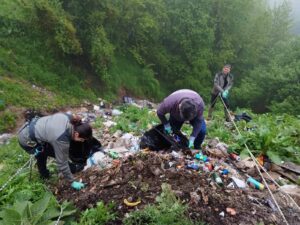 ВИДЕО+ФОТО: Со помош на алпинистичка опрема се чистеа илјадниците тони отпад кои се децении ја грдат Шара