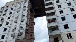 (ВИДЕО) Руски проектил пронајден на местото каде се урна станбена зграда во Белгород