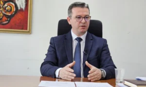 Повеќе од 1.600 вработени без осигурување и плата, неискористени кредити и хаос – Трипуновски за двете години министерување
