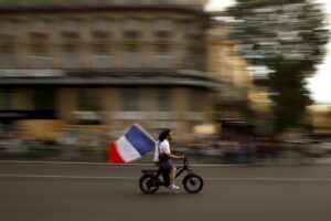 Мнозинството Французи сакаат распуштање на парламентот и нови избори