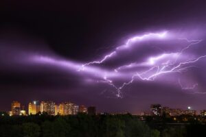 Што не треба да правите и кои места треба да ги избегнувате за време на грмотевици?