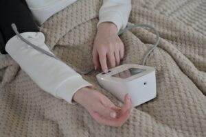 Веројатно цел живот погрешно го мерите крвниот притисок: Еве како да добиете точни резултати