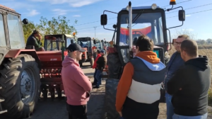 Земјоделците го блокираа булеварот во Нови Сад поради неисполнети барања