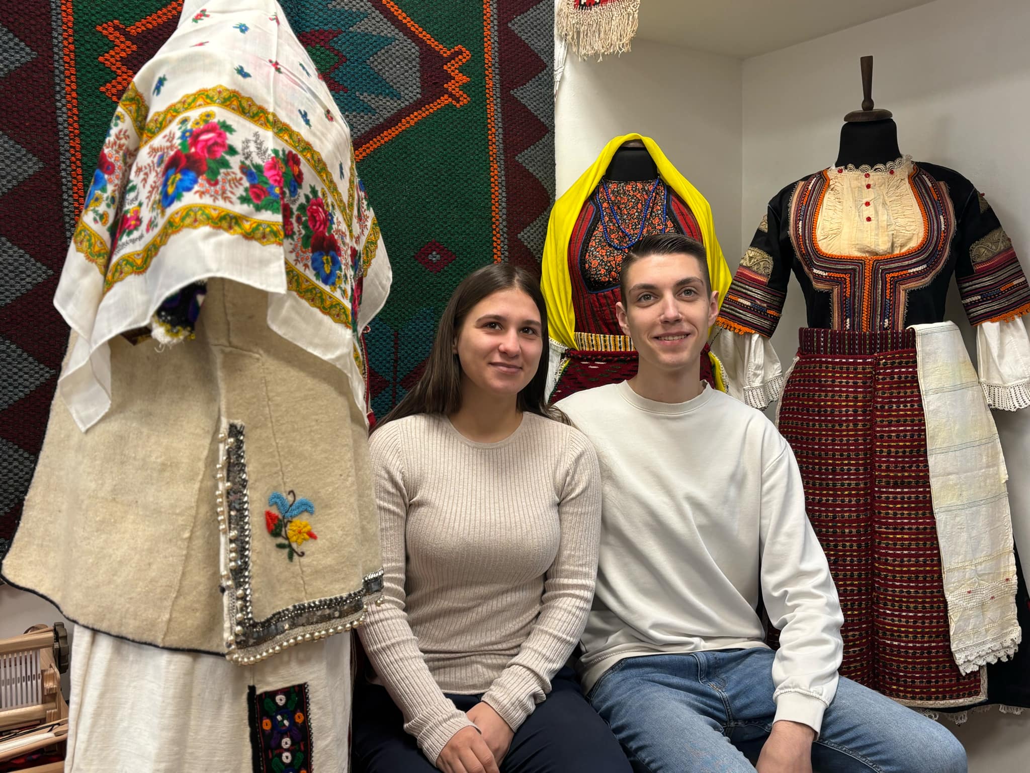 Дамјан и Сара ткајачи на македонски носии фото: Агнеса Чаволи СП
