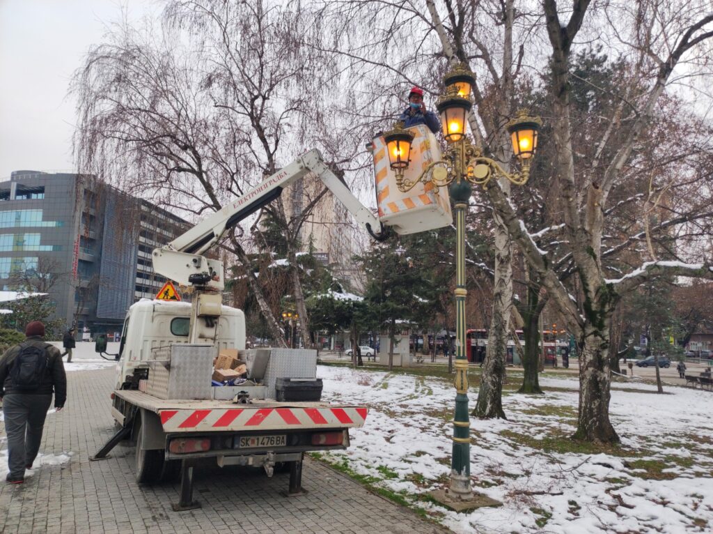 Слободен печат - Канделабри во Жена парк / Фото - Методи Здравев .