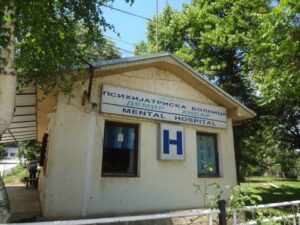 Криминалци без психичка болест завршувале на лекување наместо во затвор – Народниот правобранител утврдил злоупотреби во „Демир Хисар“