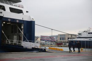 Синдикатот на вработените во јавниот сектор во Грција започна 24-часовен штрајк