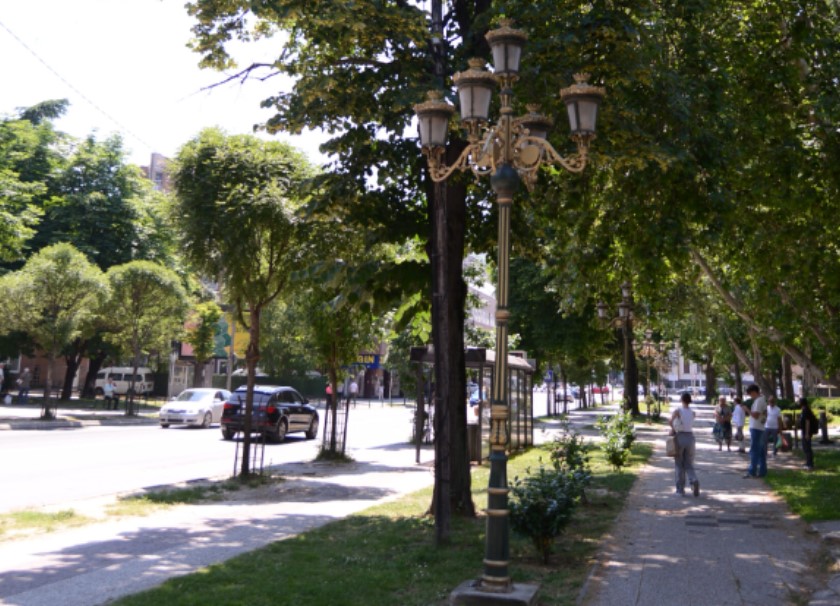 skopje-drvja-lipi-ulica-lugje-trotoar-leto