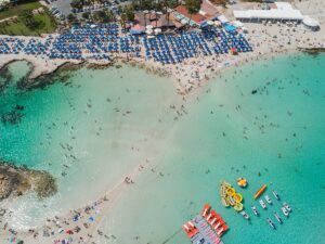 Како под вршник: 60 степени на патиштата во Грција, на покривите над 75 степени