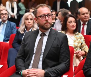 Македонскиот јазик е далеку поважен од личната промоција, вели Љутков откако Груевска го критикуваше за неговата работа