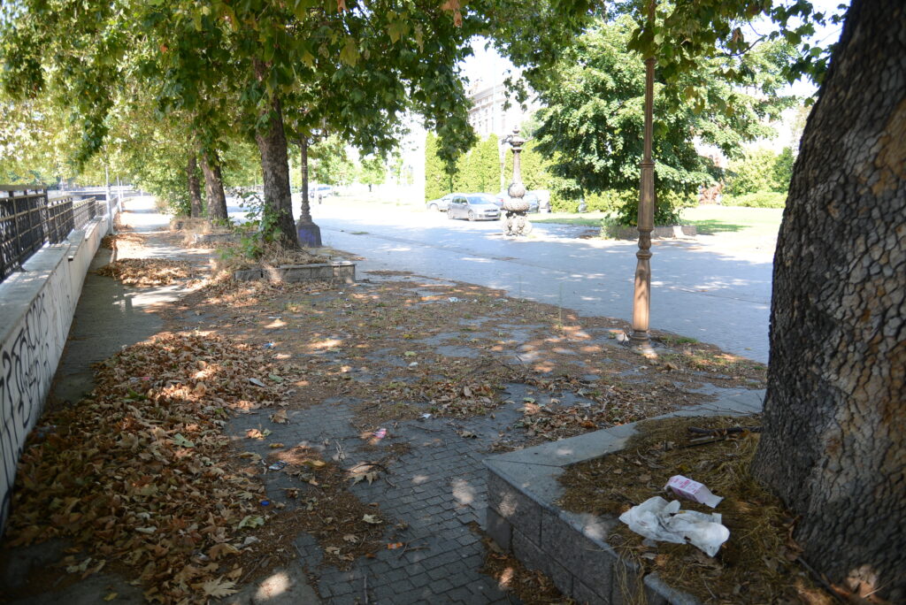 Левата страна на кеј 13 Ноември - Фото - Слободен печат - Методи Здравев