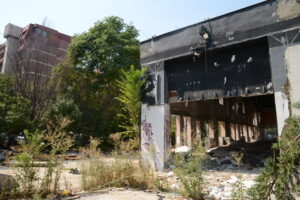 Во руиниран објект во Капиштец, полн со ѓубре и смрдеа, се населија бездомници, сега и коњи пасат наоколу